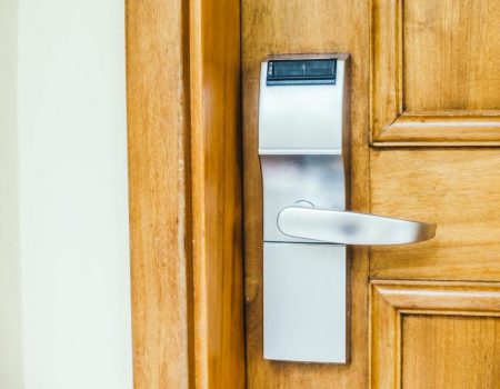 Fechadura Digital vs Portão Automático: Qual Protege Melhor Sua Casa?